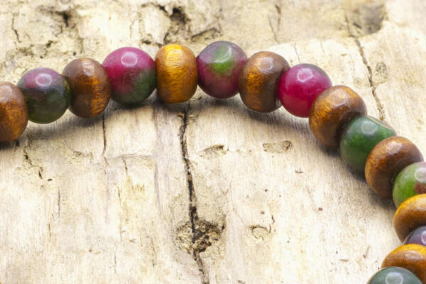 Detalle de pulsera aromática con cuentas de piedra de zoisita y madera 'Deep Forest'