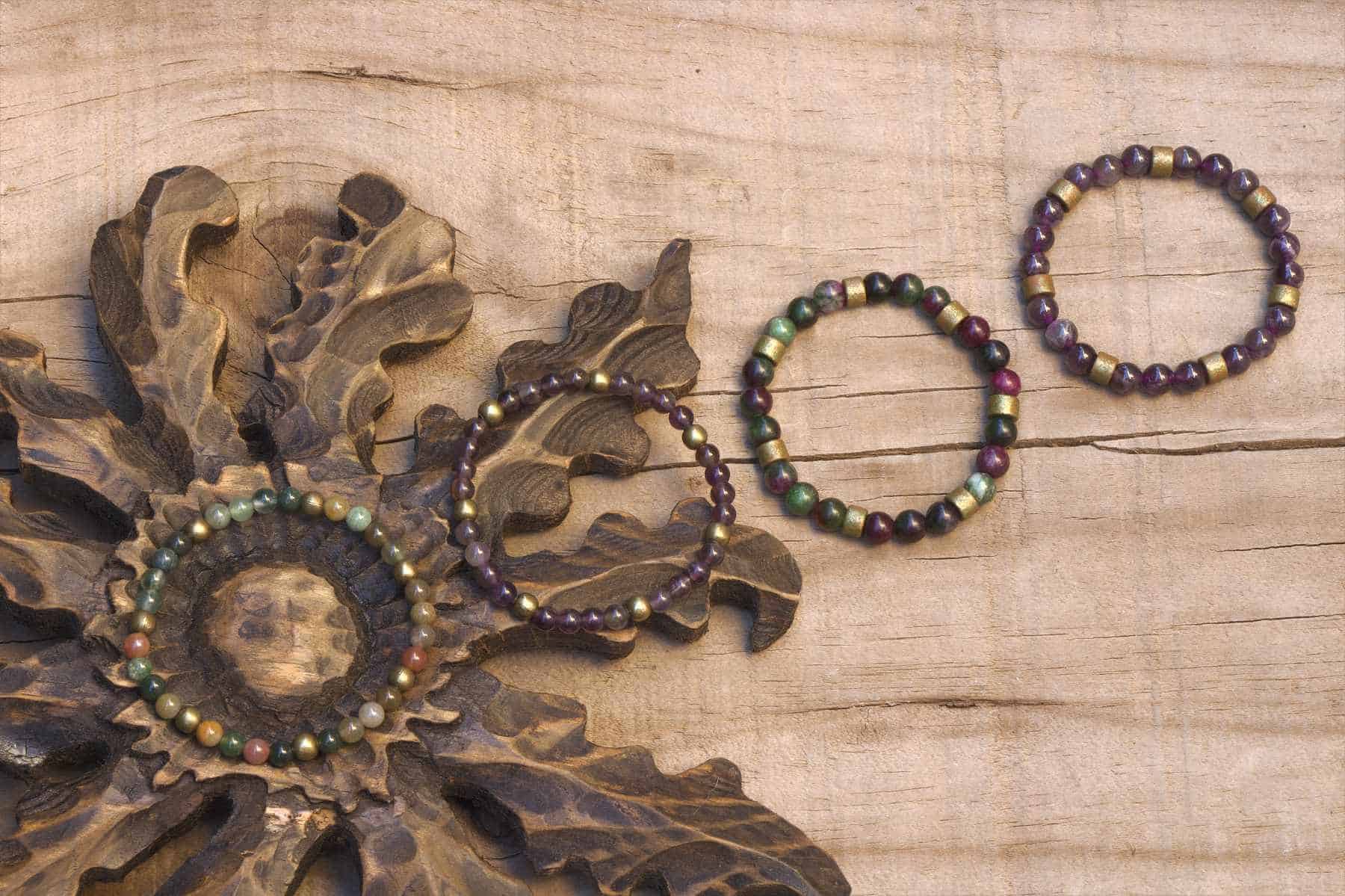 Pulseras de piedras preciosas decoradas con eguzkilore