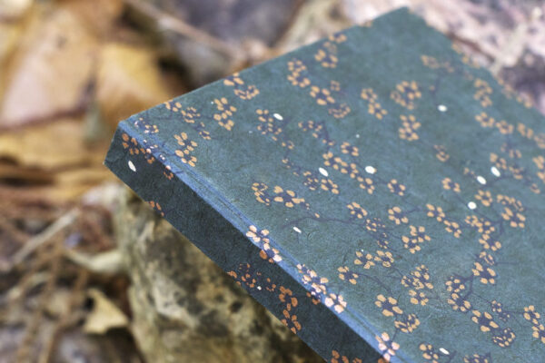 Cuaderno Artesanal A5 Flor de Ceiba. Detalle de lomo