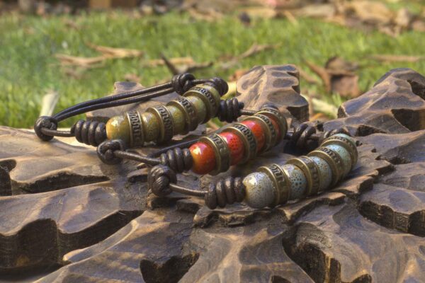 Pulseras de cuero y cerámica Crhysalis sobre eguzkilore. Color verde, rojo y azul