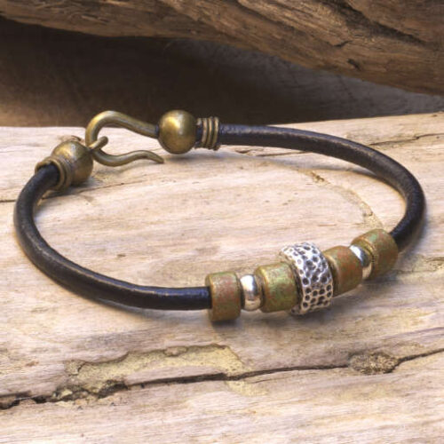 Pulsera de cuero, zamak y cerámica de estilo boho Isis