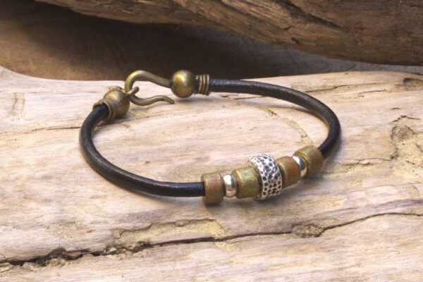 Pulsera de cuero, zamak y cerámica de estilo boho Isis