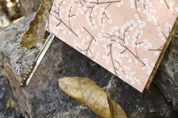 cuaderno artesanal a5 sakura en flor detalle papel Lokta